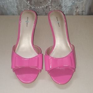 Jaclyn Smith bow heels